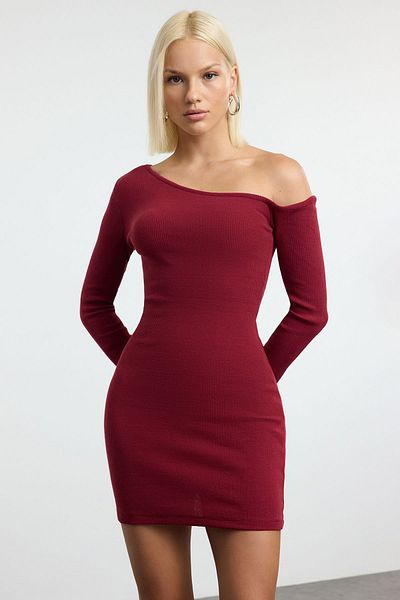 Trendyol Collection Rochie creion elastică cu decolteu asimetric și fără umeri - Bordeaux TWOAW23EL00118