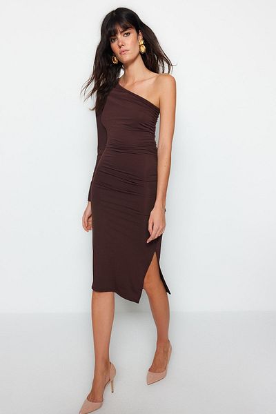 Trendyol Collection Braunes, tailliertes, gerafftes Midi-Strickkleid mit asymmetrischem Kragen und einem Ärmel TWOAW24EL00172