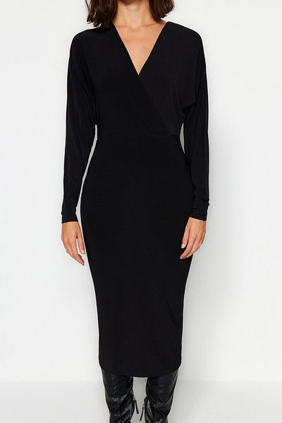 Trendyol Collection Schwarzes, eng anliegendes, flexibles Midi-Strickkleid mit Fledermausärmeln TWOAW24EL00198
