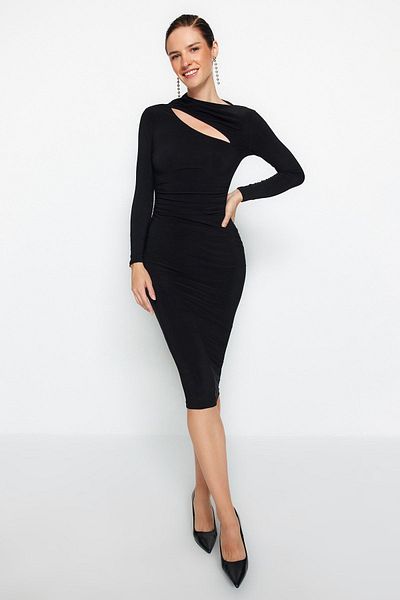 Trendyol Collection Schwarzes, eng anliegendes, dehnbares Midi-Strickkleid mit Ausschnitten TWOAW24EL00142