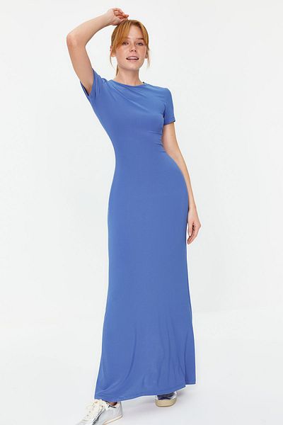 Trendyol Collection Modré krátké rukávy Bodycone/Vypasovaný výstřih s výstřihem Flexibilní pletené maxi tužkové šaty TWOSS24EL00097