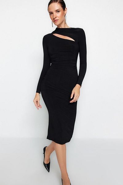 Trendyol Collection Schwarzes, eng anliegendes, dehnbares Midi-Strickkleid mit Ausschnitten TWOAW24EL00142
