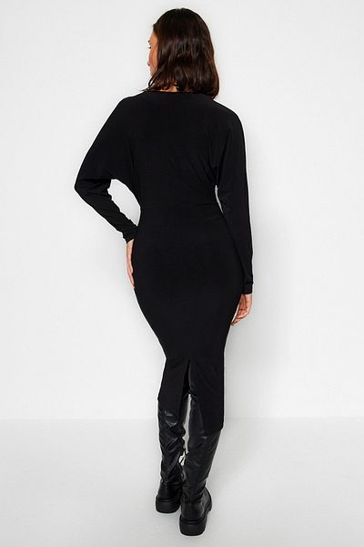 Trendyol Collection Schwarzes, eng anliegendes, flexibles Midi-Strickkleid mit Fledermausärmeln TWOAW24EL00198