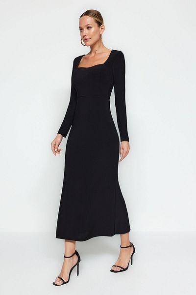 Trendyol Collection Schwarzes, figurbetontes Maxi-Strickkleid mit Volants und quadratischem Ausschnitt TWOAW24EL00613