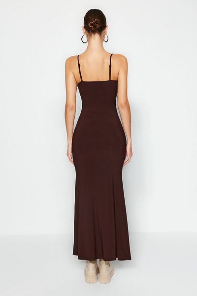 Trendyol Collection Braunes, tailliertes Maxi-Bleistiftkleid aus flexiblem Strick mit Trägern TWOSS23EL02435