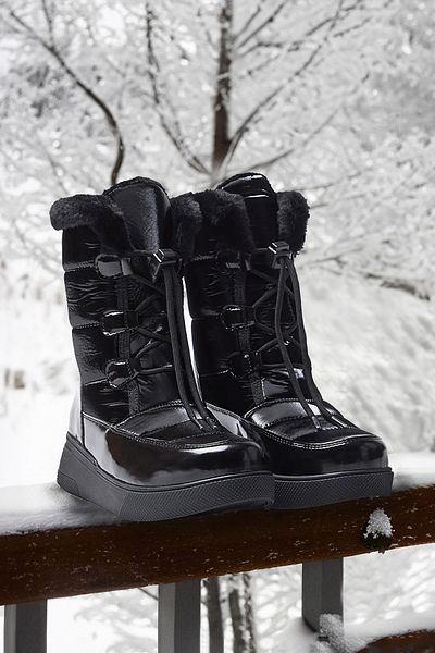 TRENDYOL SHOES Fekete vízlepergető fűzős, rövid, lapos sarkú női hócsizma 
 TAKAW25BO00023