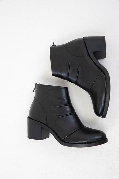 SOHO Μαύρα γυναικεία μποτάκια - 2005 Model Bootie