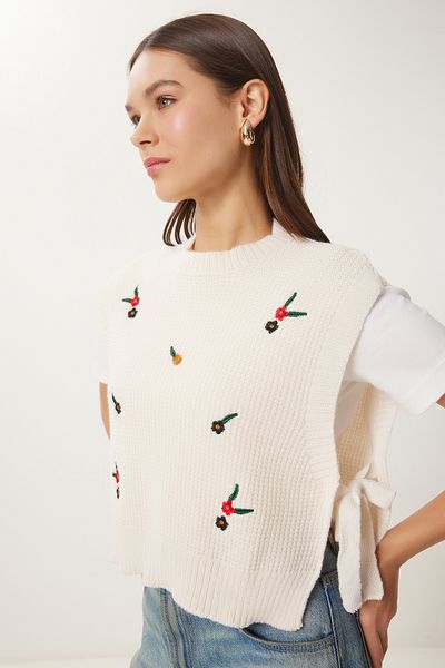 Happiness İstanbul Cremefarbener, mit Blumen bestickter Strick-Crop-Jumpsuit – mit Schnürung KG00013