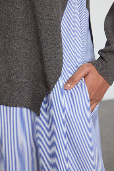 Trendyol Collection Kötöttáru díszítésű antracit csíkos midi ruha - egyenes szabású TWOAW25EL00359