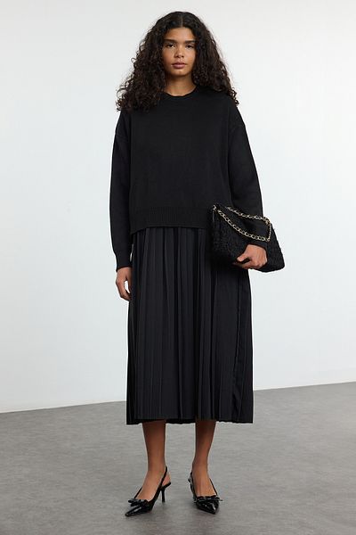 Trendyol Collection Černé midi šaty s plisovanou sukní - Tiko svetr Twoaw25El00577