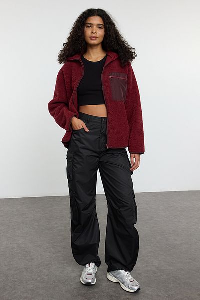 Trendyol Collection Burgunderfarbenes Fleece-Strick-Sweatshirt mit Reißverschlusstaschen – Stehkragen TWOAW24SW00071