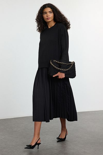 Trendyol Collection Černé midi šaty s plisovanou sukní - Tiko svetr Twoaw25El00577