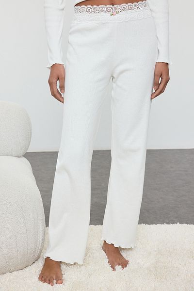 Trendyol Collection Geripptes Spitzen-Pyjama-Set – Ecru Rose mit Accessoires THMAW25PT00233