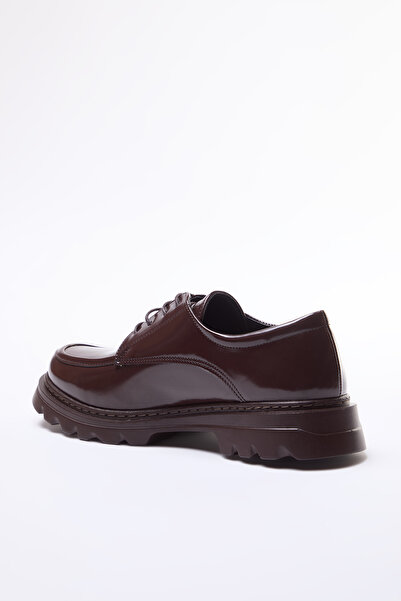 TRENDYOL SHOES Barna lakkbőr fűzős női Oxford cipő TAKAW25LA00007