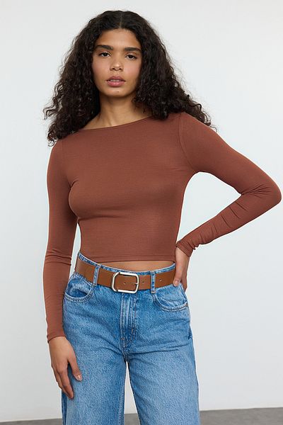 Trendyol Collection Καφέ πλεκτή μπλούζα με λαιμόκοψη με κανονικό μήκος TWOAW25BZ00011