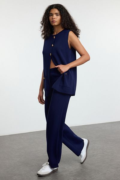 Trendyol Collection Széles szabású sötétkék kötöttáru mellény és nadrág szett - gombos részletekkel TWOAW25AU00084