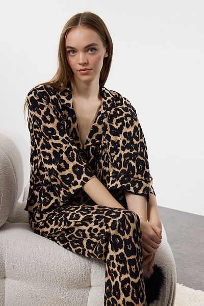 Trendyol Collection Vícebarevný leopardí potisk, žebrovaný set tkaného pyžama z viskózy Thmaw21Pt0292