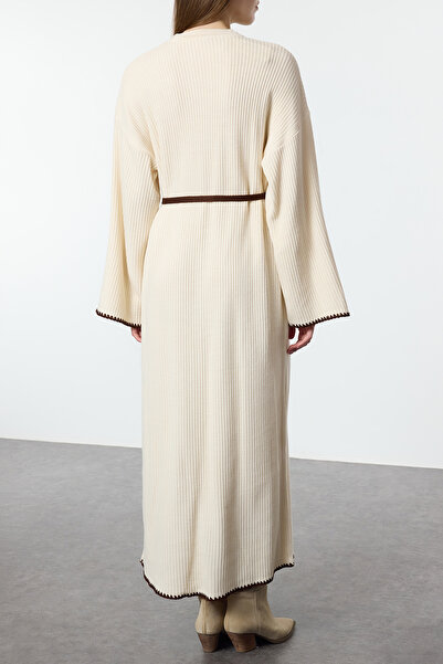Edit by Trendyol Detail krémového prošívání Dlouhé úpletové šaty Tedaw25Eb00018