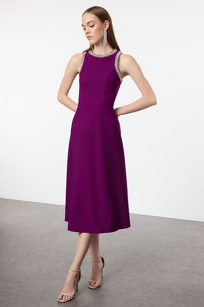 Trendyol Collection Pflaumenfarbenes A-Linien-Abendkleid mit gewebtem Stein-Accessoire und Abschlussballkleid TPRSS24EL00178