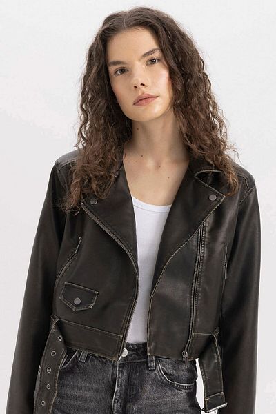 DeFacto Kurze Jacke aus gealtertem Kunstleder mit Details – wasserabweisend, übergroßer Reißverschluss und Gürtel Y7170az24au