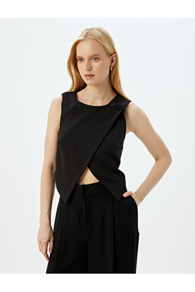 Koton Geknöpfte asymmetrische Crop-Weste mit Rundhalsausschnitt