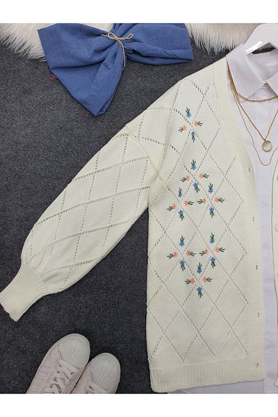 Modamorfo Durchbrochener, mit Blumen bestickter Strick-Cardigan mit Knöpfen