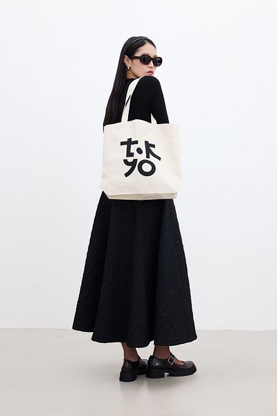 Manuka Tokyo – Stofftasche mit Aufdruck und Faltenbalg-Detail