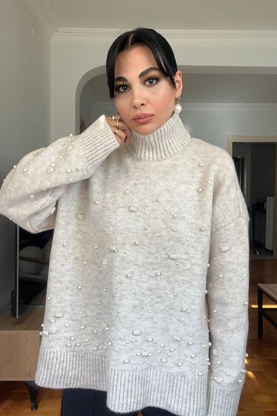Seda Yalçın Atelier Pulover de tricotaj cu jumătate de pescar cu perle bej