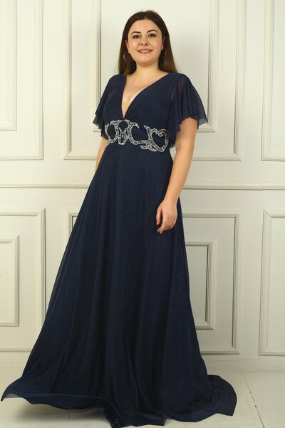 By Saygı Γυναικείο βραδινό φόρεμα με λαιμόκοψη V μπροστά πίσω με κέντημα με πέτρα με επένδυση Lurex Plus Size