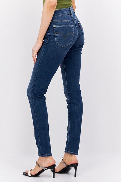 Levi's بنطلون جينز نسائي ضيق ومغسول ومتمدد باللون الأزرق الداكن