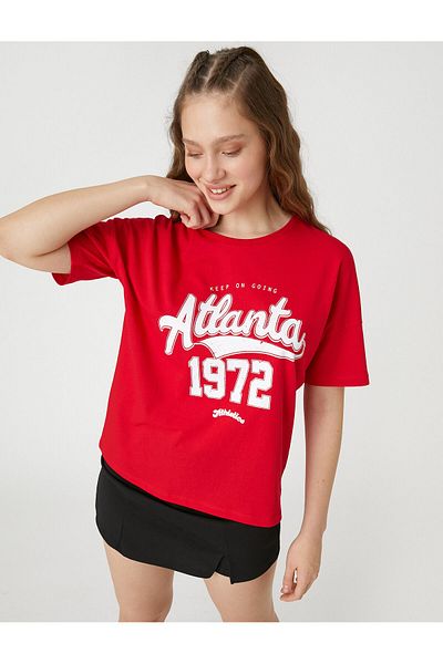 Koton Tricou imprimat pentru colegiu, cu mânecă scurtă, cu decolteu rotund