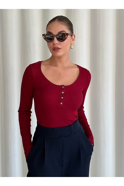 Laluvia Langes T-Shirt mit Perlmuttknöpfen in Burgunderrot – 2634