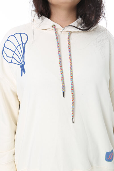 Şans Жіночий великий розмір з вишитим плечем і принтом на спині, детально оздоблений капюшоном, світшот 65N38625