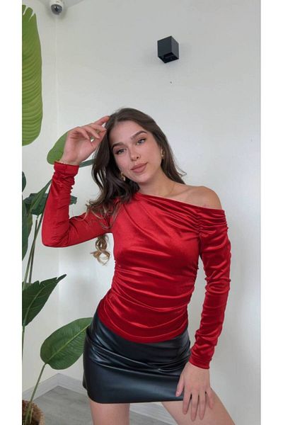 Butik Beyza Bluză din catifea cu gât barcă