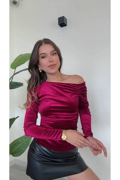 Butik Beyza Bluză din catifea cu gât barcă