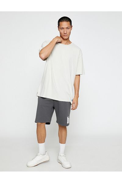 Koton Basic-Shorts mit aufgedruckten Taschen mit Slogan-Label-Spitzenbund