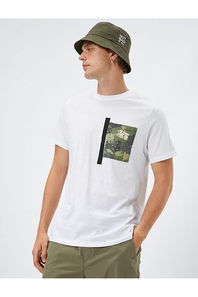 Koton T-Shirt mit Camouflage-Print und Taschendetail aus Baumwolle mit Rundhalsausschnitt