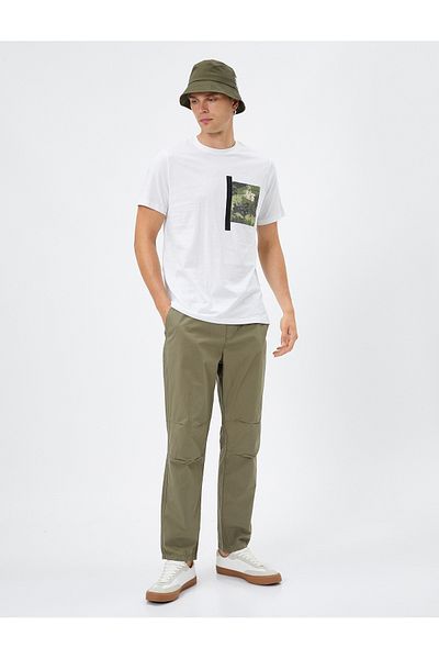 Koton T-Shirt mit Camouflage-Print und Taschendetail aus Baumwolle mit Rundhalsausschnitt