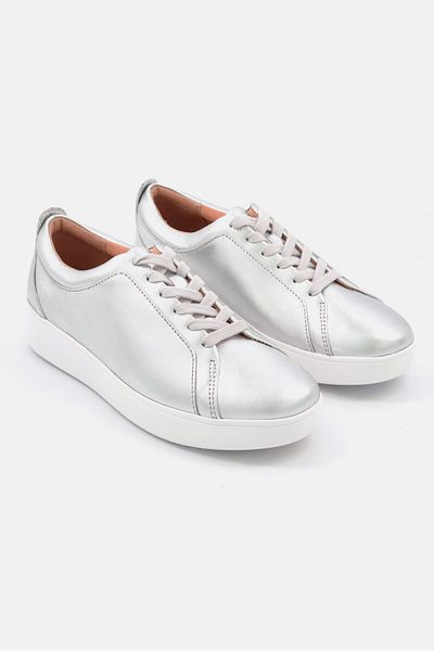 Fitflop حذاء رياضي نسائي كاجوال برباط من Rally، فضي