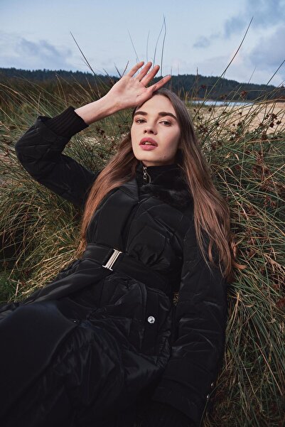 Zühre Yakası Siyah Kürk ve Kemer Detaylı Siyah Şişme Mont 12764