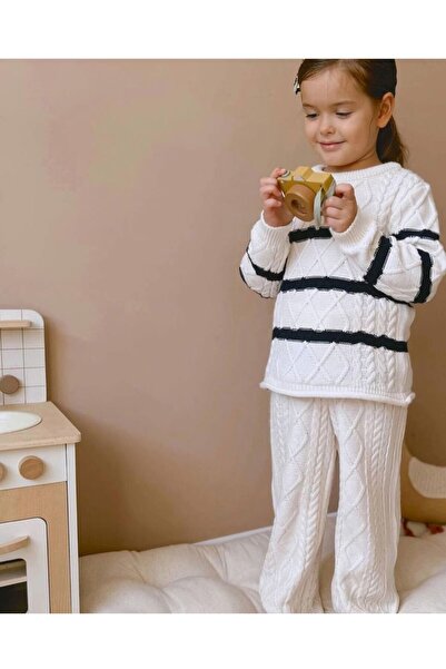 Örgü detaylı Rahat Kalıp Beyaz Kız Çocuk Triko Takımı