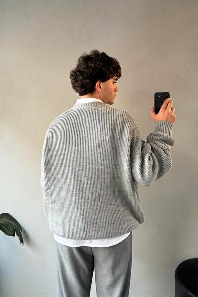 Flaw Wear Світло-сірий светр з мінімальним вишиванням та велосипедним коміром