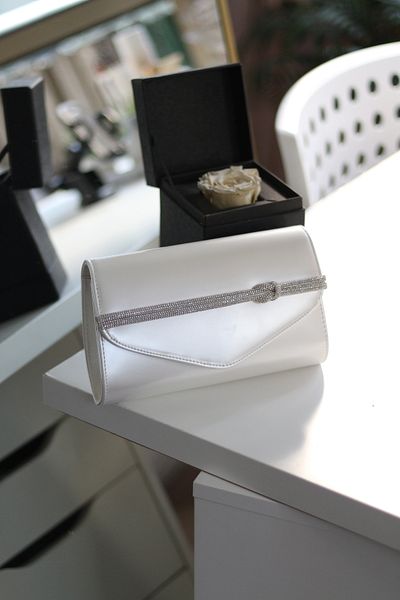 Moom Bag Γυναικεία τσάντα ώμου από λευκό λουστρίνι με πέτρα με λεπτομέρεια βραδινό φόρεμα