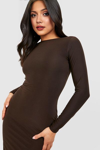 segiza Bitterbraunes, langärmliges, körperbetontes, maßgeschneidertes Maxikleid aus Lycra-Stoff. Bitterbraune Vollform