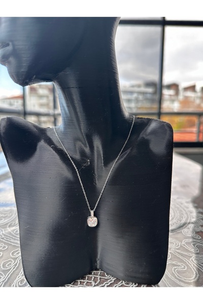 Butik قلادة حجرية أنيقة فضية اللون