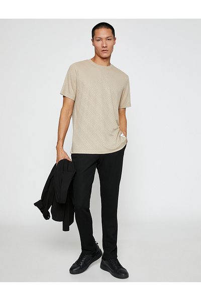 Koton Basic-Jacquard-T-Shirt mit Rundhalsausschnitt und kurzen Ärmeln