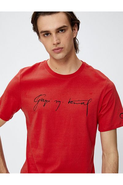 Koton Atatürk bedrucktes T-Shirt zum 100-jährigen Jubiläum