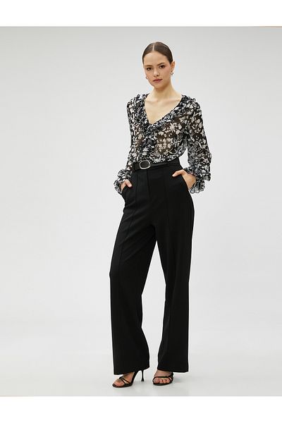 Koton Chiffonbluse mit floralem Volant und V-Ausschnitt