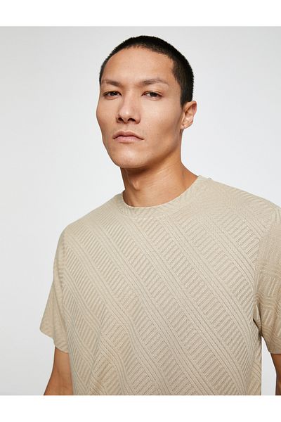 Koton Basic-Jacquard-T-Shirt mit Rundhalsausschnitt und kurzen Ärmeln