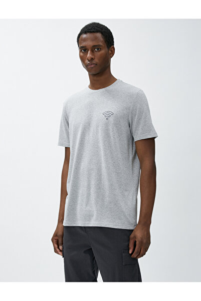 Koton Деталь вишивки на футболках з коротким рукавом з текстурованою горловиною